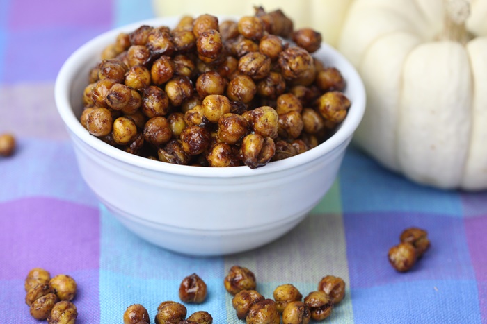 Pumpkin spice roasted chickpeas recipe. Great fall healthy treat!