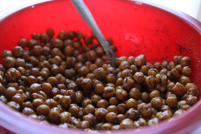 Pumpkin spice roasted chickpeas recipe. Great for fall snack