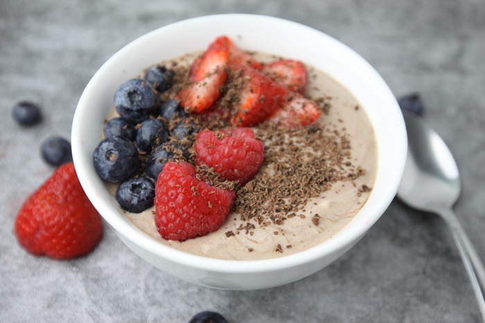 Yummy low carb chocolate berry smoothie bowl #keto #lowcarb